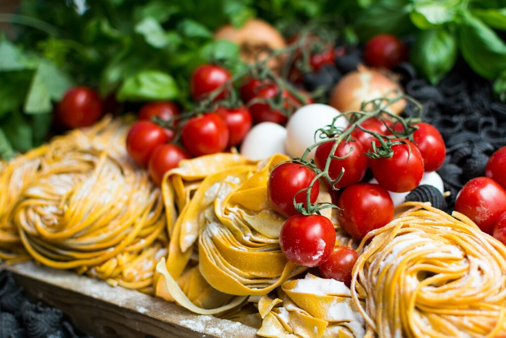 Italiensk mat med pasta och tomater, perfekt för catering i Stockholm.